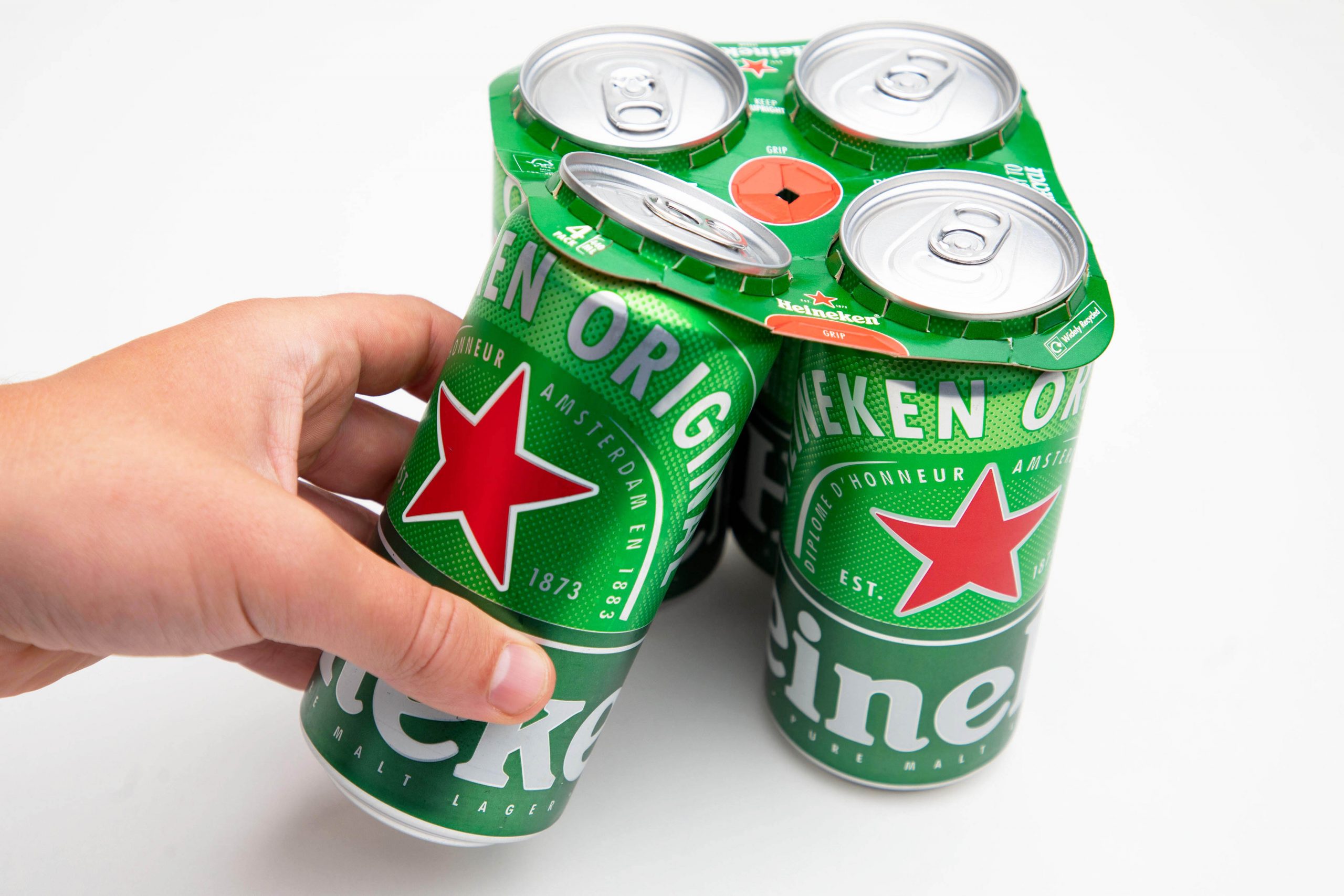 Heineken отказывается от пластика в упаковке пивных банок